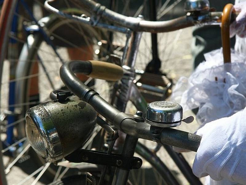 Příznivci cyklistického retro stylu se v sobotu sešli na Jablonecku, aby absolvovali jízdu Cyklostezkou Járy Cimrmana.