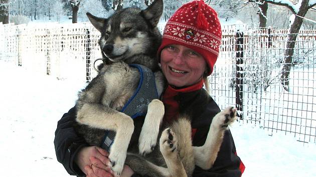 Jana Henychová jede se čtrnácti psy nejsevernější závod na tisíc kilometrů.