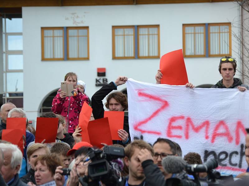 Prezident Miloš Zeman přijel do Jilemnice v doprovodu hejtmana Libereckého kraje Martina Půty. Očekávala je starostka Jana Čechová. 