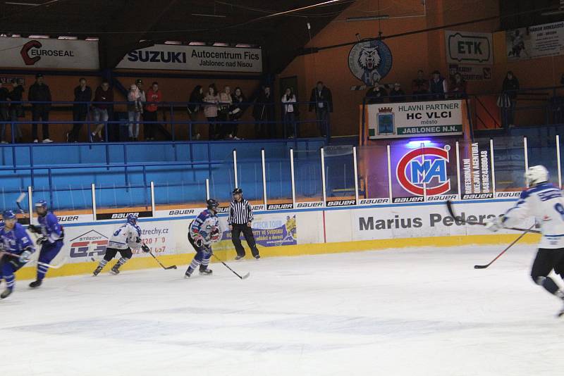 Hokejová liga staršího dorostu HC Vlci - Kralupy n. Vltavou 4:2. Vlci v bílých dresech.