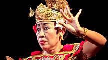 SLAVNÁ BALIJSKÁ TANEČNICE I Gusti Agung Ayu Oka Partini ve čtvrtek v jabloneckém Eurocentru předvedla dva tance – Bayan Nginte a Wiranata.