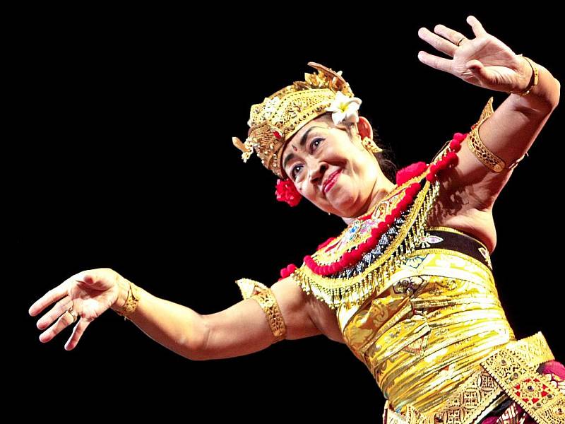 SLAVNÁ BALIJSKÁ TANEČNICE I Gusti Agung Ayu Oka Partini ve čtvrtek v jabloneckém Eurocentru předvedla dva tance – Bayan Nginte a Wiranata.