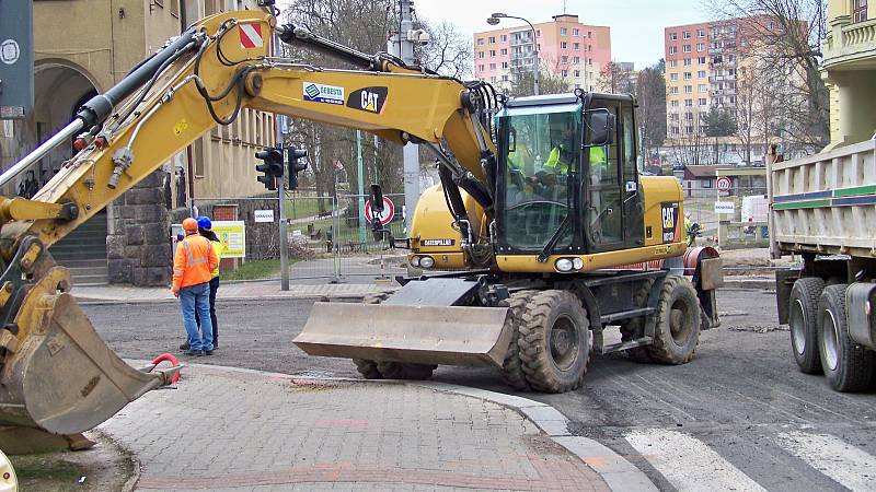 Práce na výstavbě dešťové kanalizace v centru Jablonce na křižovatce Budovatelů a Poštovní.