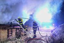 Hasiči zasahují u požáru rodinného domu v Plavech