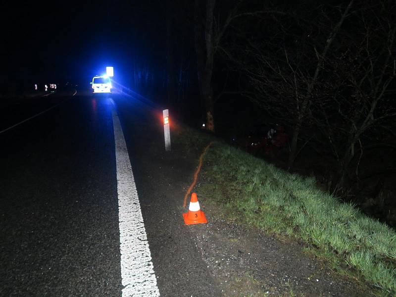 Řidička na Malé Skále předjížděla na plné čáře, nezvládla řízení a havarovala.