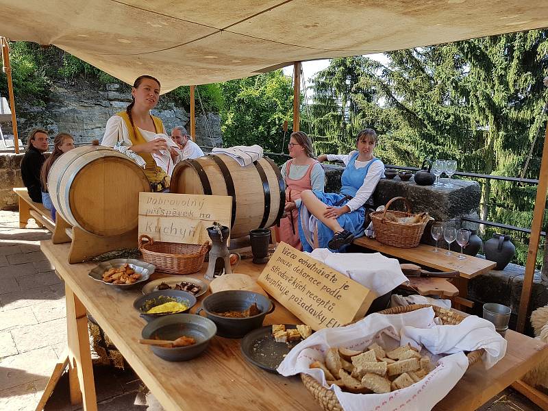 Turistické památky v Libereckém kraji nabízejí pestrý přehled akcí na prázdninové měsíce. Na Valdštejně se pravidelně konají prohlídky s loupeživým rytířem či audientu u Valdštejna. Výjimkou tu nejsou ani středověké víkendy se souboji a kuchyní z těchto č