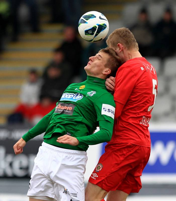 Jablonec porazil doma Brno 2:0. Na snímku Jan Pázler z Jablonce a Jakub Brabec z Brna.