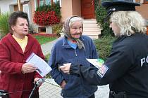 Policisté se snaží seniory před podvodníky varovat mnohdy přímo na ulici. Tak jako v obcích na Slovácku.