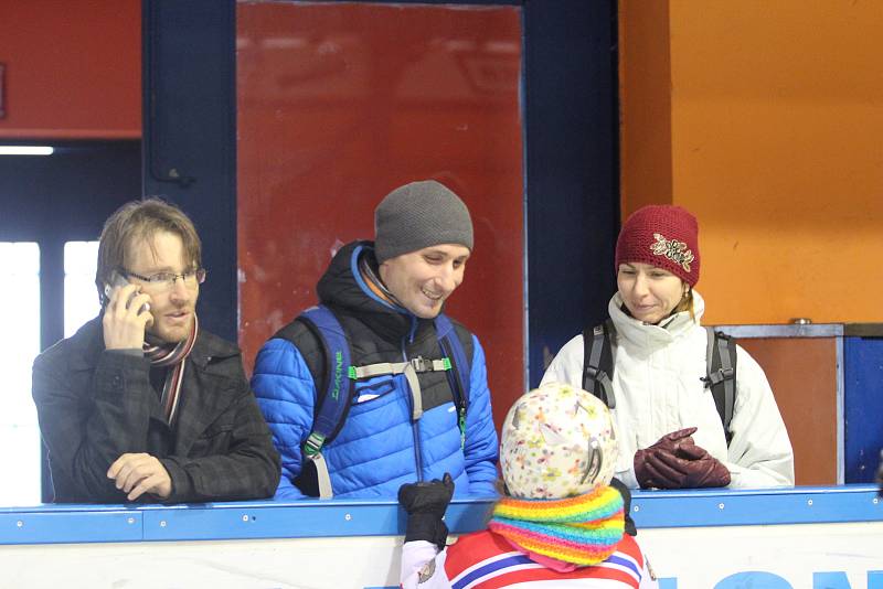 Přes tři desítky dětí strávily nedělní dopoledne na zimním stadionu a zkoušely si, jak chutná hokej.