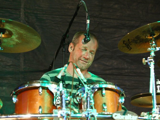 Hudbu Jasné Páky žene zezadu bubeník David Koller.