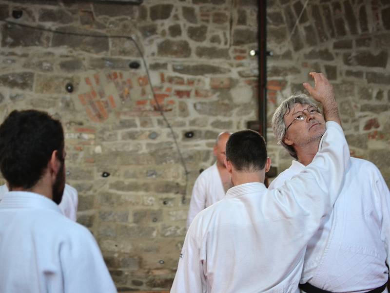 Dva věhlasní zahraniční mistři bojového umění, aikido a taichi, vedou sportovní kemp v nejvýše položené osadě Jizerských hor na Jizerce.