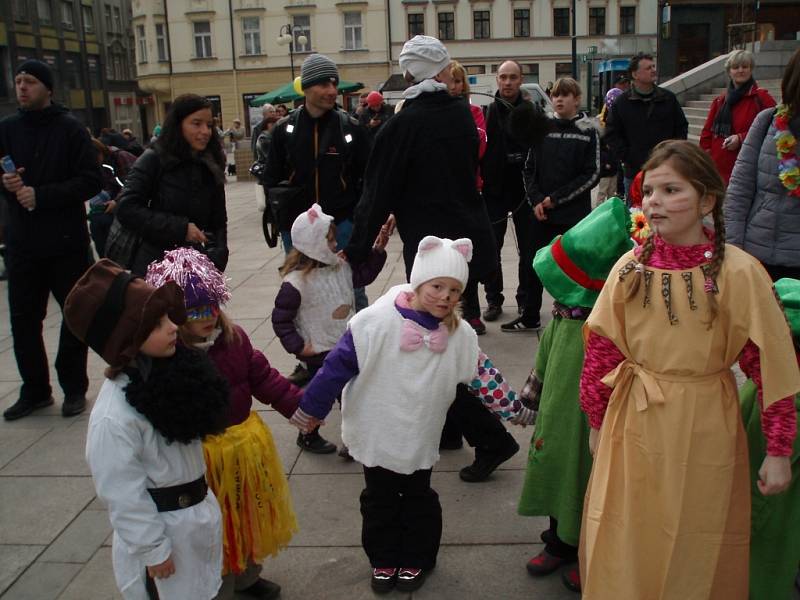 Masopustní průvod od Spolkového domu na náměstí před radnicí v úterý 4. března 2014. To byly pěkné maškary a maškarády... 