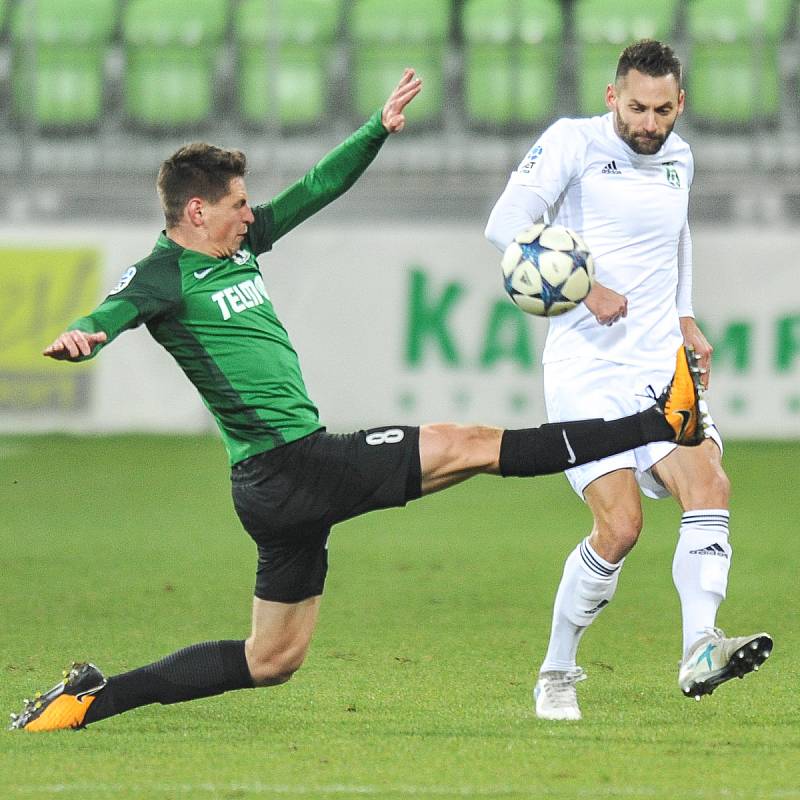 Utkání 14. kola HET ligy mezi MFK Karviná vs. FK Jablonec hrané 19. listopadu 2017 v Karviné. (vlevo) Masopust Lukáš a Pavel Eismann.