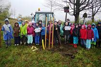 Ministerstvo životního prostředí podpořilo projekt organizace Čmelák, který zapojí děti do obnovy zdravé krajiny v Severních Čechách.