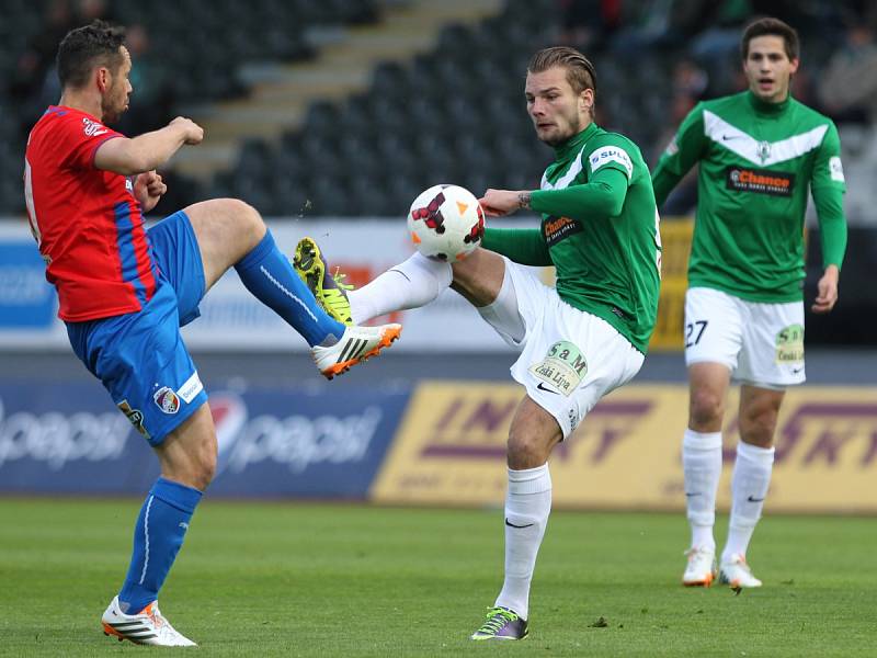 Jablonec doma remizoval s Plzní 2:2. Tím Sparta získala definitivně mistrovský titul. Na snímku je Vít Beneš z Jablonce a Pavel Horváth z Plzně.