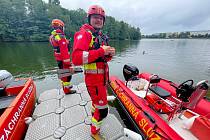 Členové Vodní záchranné služby v Jablonci nad Nisou od roku 2008 chrání zdraví a životy návštěvníků přehrady Mšeno.