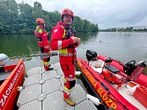 Členové Vodní záchranné služby v Jablonci nad Nisou od roku 2008 chrání zdraví a životy návštěvníků přehrady Mšeno.