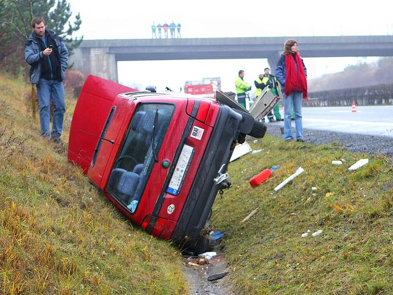Na jedenačtyřicátém kilometru rychlostní silnice R 35 (E 442) ve směru z Hodkovic na Turnov došlo v úterý po poledni k nehodě. Osobní vůz Felicia, táhnoucí obytný přívěs, skončil ve škarpě.