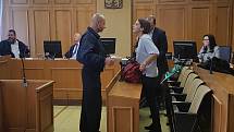 Krajský soud v Praze zprostil obžaloby Pavla Šrytra (na snímku s obhájkyní Karolínou Babákovou) a Jána Kaca, protože se podle něj neprokázalo, že skutek spáchali.