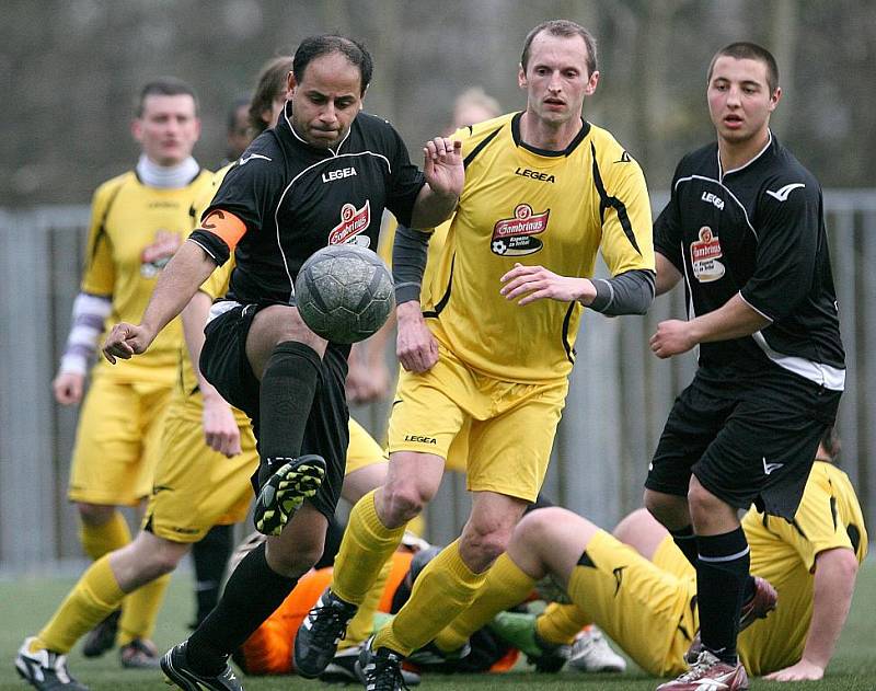 Roma Jablonec opět na body nedosáhla a dostala od Jistebska (ve žlutém) devět gólů.