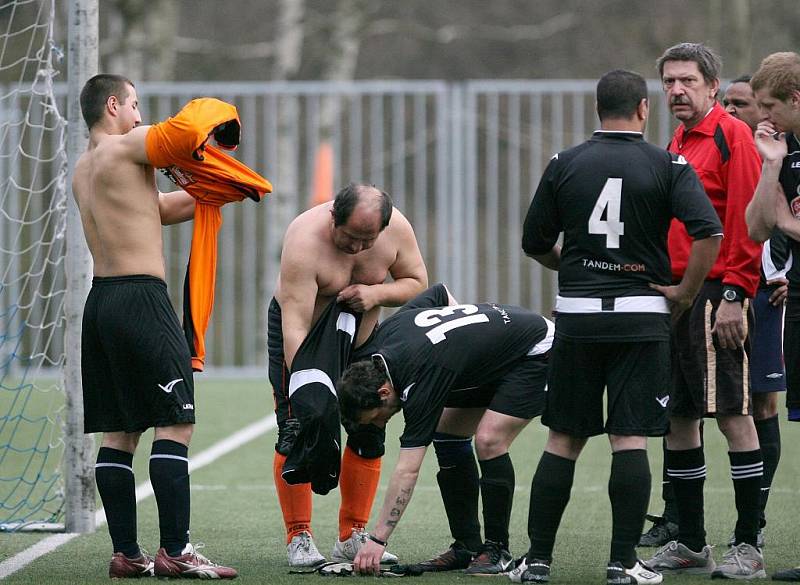 Roma Jablonec opět na body nedosáhla a dostala od Jistebska (ve žlutém) devět gólů.