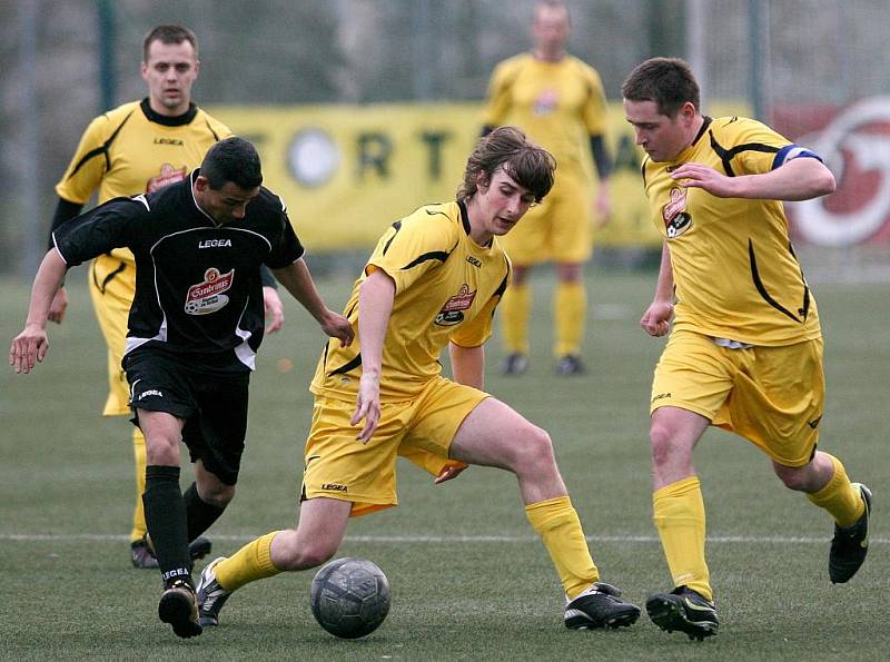 Roma Jablonec opět na body nedosáhla a dostala od Jistebska (ve žlutém) devět gólů.