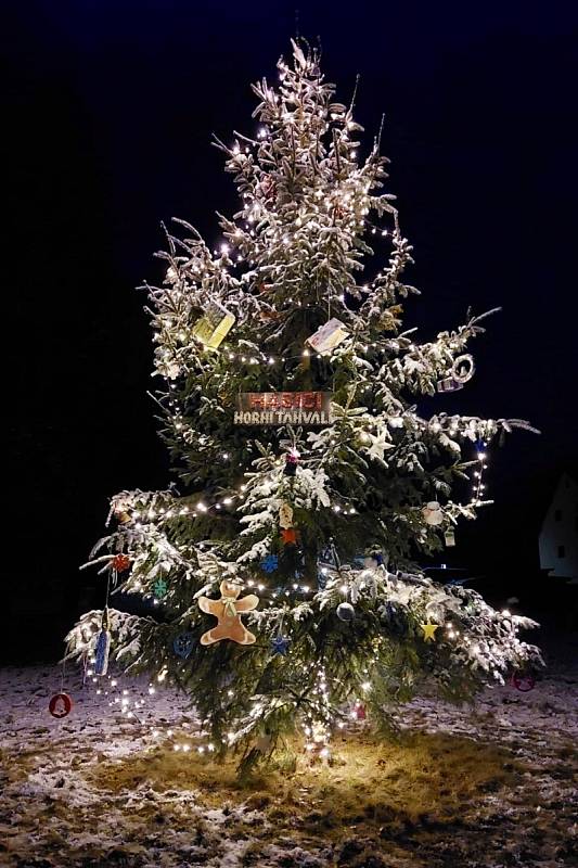 Vánoční strom u pomníku v Horním Tanvaldě s ozdobami, které vyrobila tamní hasičská mládež