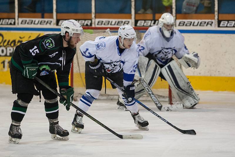 Utkání 42. kola 2. ligy ledního hokeje skupiny Západ se odehrálo 21. února na zimním stadionu v Jablonci nad Nisou. Utkaly se týmy HC Vlci Jablonec nad Nisou a HC Draci Bílina. Na snímku druhý zleva Tomáš Čechura.