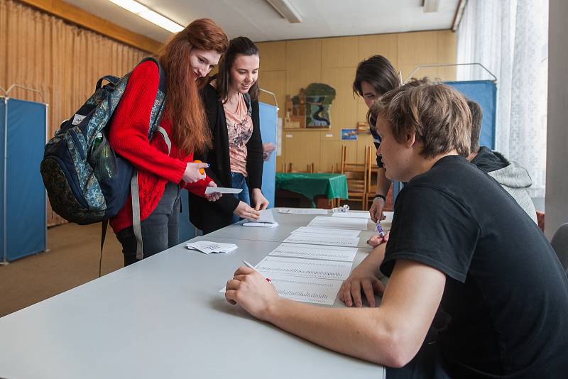 Studentské prezidentské volby začaly 16. ledna na Gymnáziu Dr. Antona Randy v Jablonci nad Nisou. Pokračovat budou i následující den, kdy budou ve večerních hodinách zveřejněny výsledky hlasování.