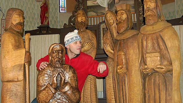 Loučenský betlém v životní velikosti v kostelíku sv. Josefa a jeho řezbář Ivan "Dědek" Šmíd.