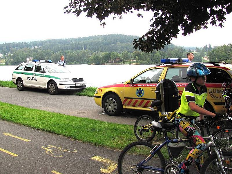 Kolem jablonecké přehrady vede cyklostezka určená pro cyklisty a in–line bruslaře, kterou lidé hojně využívají. V pondělí tu zasahovali záchranáři a následně přijela i policie. Osmiletý chlapec se nevěnoval dostatečně řízení kola, spadl a poranil si ústa.