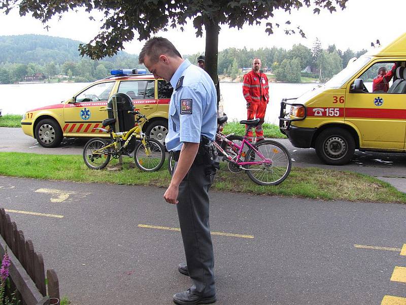 Kolem jablonecké přehrady vede cyklostezka určená pro cyklisty a in–line bruslaře, kterou lidé hojně využívají. V pondělí tu zasahovali záchranáři a následně přijela i policie. Osmiletý chlapec se nevěnoval dostatečně řízení kola, spadl a poranil si ústa.