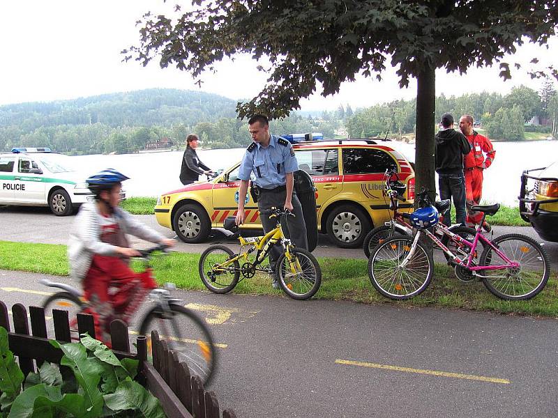 Kolem jablonecké přehrady vede cyklostezka určená pro cyklisty a in–line bruslaře, kterou lidé hojně využívají. V pondělí tu zasahovali záchranáři a následně přijela i policie. Osmiletý chlapec se nevěnoval dostatečně řízení kola, spadl a poranil si ústa.