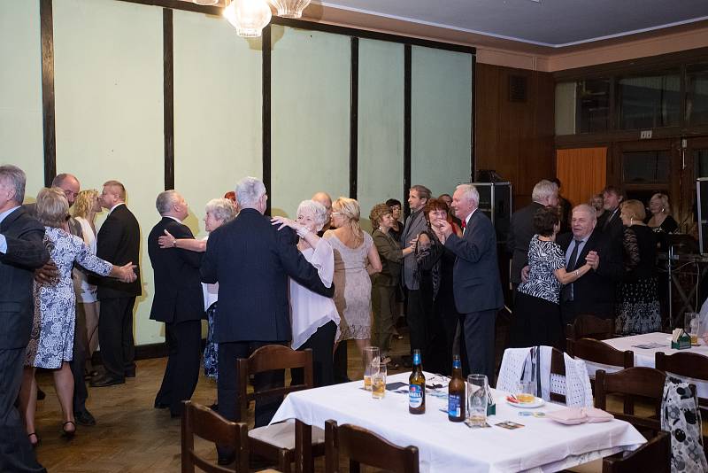 Základní organizace Českého zahrádkářského svazu v Železném Brodě pořádala v sobotu večer v restauraci Sokolovna Zahrádkářský ples.