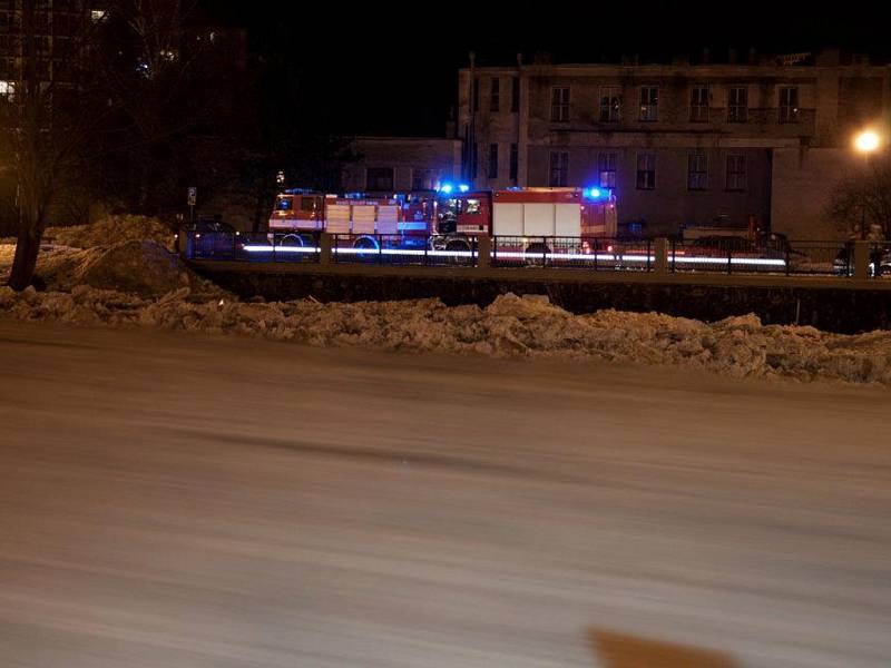 Hukot vody a třesk ledových ker na Jizeře, řev sirén. Tak vrazila obleva v sobotu nad ránem do Železného Brodu. Vlivem tání se Jizerou prohnala doslova lavina ker a vody.