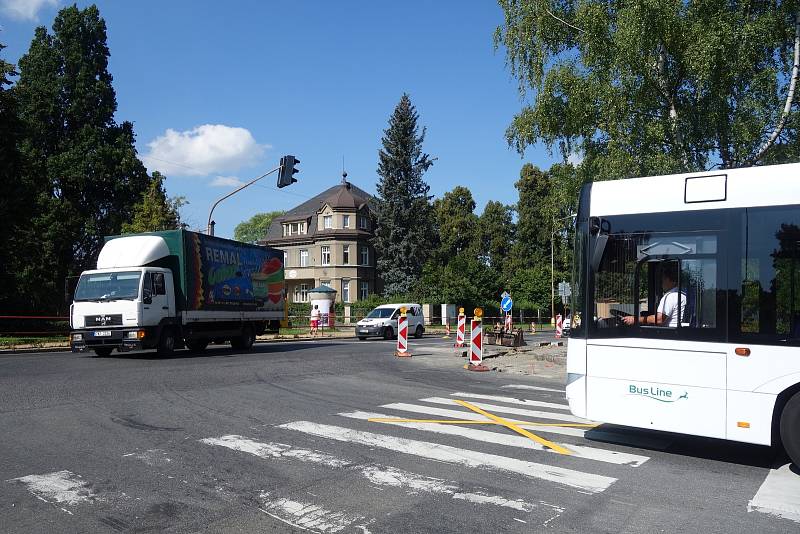 Ulice Palackého, kudy vede doprava na Liberec i Tanvald a Harrachov.