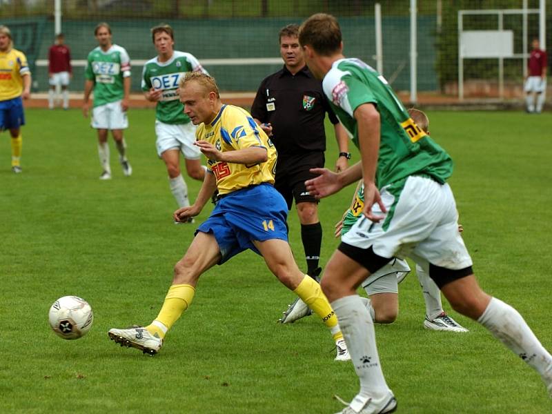 Varnsdorfský Milan Svoboda se snaží přihrávkou dostat svého spoluhráče do gólové šance.