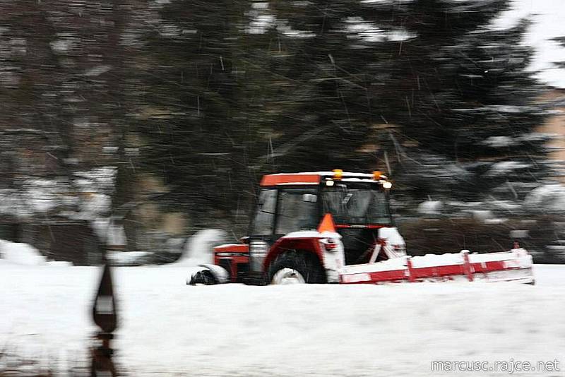 V Libereckém kraji stále hustě sněží. V Jablonci vyhlásili první stupeň kalamitního stavu. 