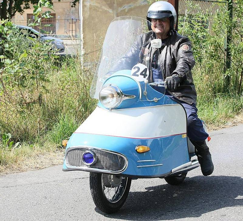 Na tradiční setkání veteránů a rychlostní závod na okruhu Okolo Elišky v Josefově Dole v Jizerských horách přijelo několik desítek automobilů a motocyklů.