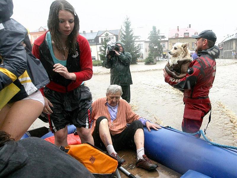 Hodinu po sobotním poledni dorazili do zatopené Chrastavy liberečtí potápěči ze Snakesubu. Podle jejich vedoucího Jaroslava Kočárka na místo vyjelo všechno, co má dvě ruce a pomáhat začali intuitivně.