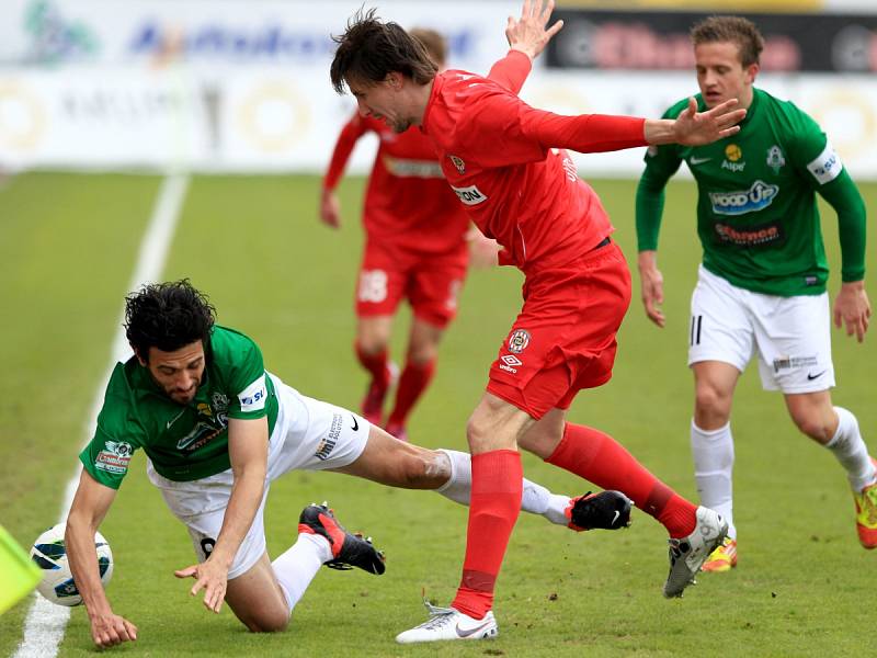 Jablonec porazil doma Brno 2:0. Na snímku padá k zemi Daniel Rossi z Jablonce, kterého fauloval brněnský Martin Sus. Souboj sleduje Jan Kopic z Jablonce.