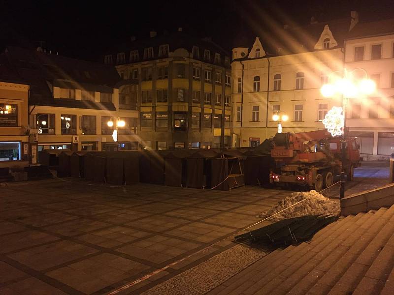 Kvůli nakloněnému kmenu vánoční jedle na Mírovém náměstí se vedení radnice rozhodlo o odstranění stromu kvůli bezpečnosti. Ráno zde začínají Vánoční trhy.