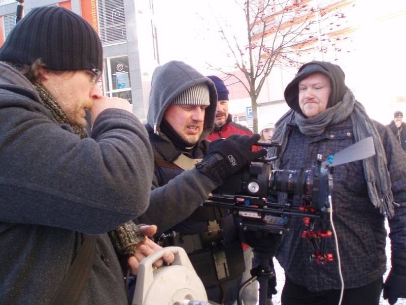 ŠTÁB JIFIS natáčel klíčové scény k filmu Lhostejnost v neděli v mrazivém počasí. Hlavní scény se odehrávaly na náměstí Dr. Farského v Jablonci. Film pro Febiofest musí být za dva týdnu hotov. Žena, o níž film vypráví, zemřela v Liberci na Fügnerově ulici.