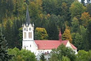 Josefův Důl v Jizerských horách. Kostel postaven v letech 1862/65 - v novogotickém slohu. Zasvěcen Proměnění Páně.