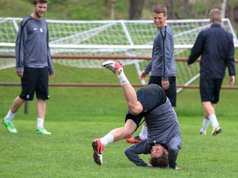 Hráči Baumitu absolvovali v pondělí trénink pod novou trenérskou dvojicí Pavlem Drskem a Romanem Skuhravým. Na snímku Radim Jurča při kotoulech po prohrané soutěži ve střelbě. Za ním jsou hráči Marek Kysela (vlevo) a Michal Pavlata.