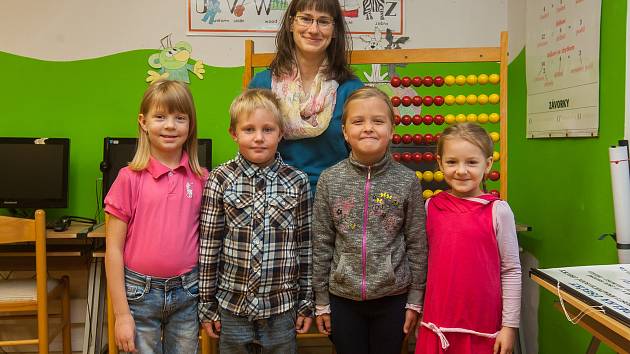 Prvňáci ze Základní školy Víchová nad Jizerou se fotili do projektu Naši prvňáci. Na snímku je s nimi třídní učitelka Celestýna Krausová.