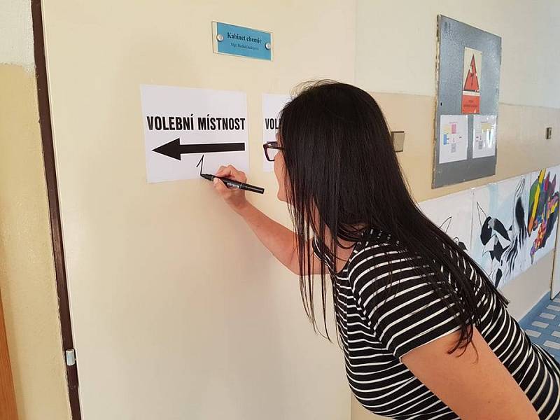 Příprava volební místnosti v Gymnáziu U Balvanu, Jablonec nad Nisou.