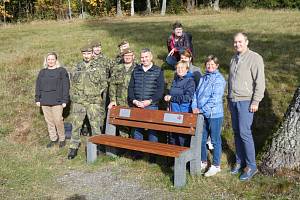 Památku válečného veterána a nositele medaile Za hrdinství Jaroslava Mevalda připomíná nová lavička v Albrechticích v Jizerských horách.