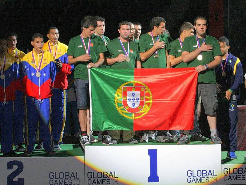 Poslední medailisté byli spolu s nejlepšími sportovci her Global Games 2009 oceněni na pondělním večerním slavnostním ukončení v liberecké Tipsport areně. Oficiality po 22. hodině vystřídala volná a velmi spontánní zábava na ploše.