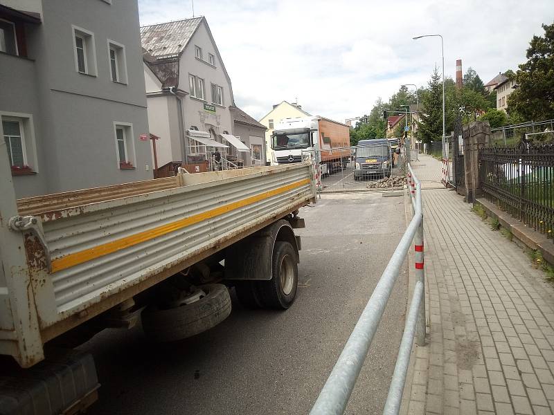 Rozkopaný Jablonec, ulice Rychnovská.